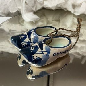 vtg DELFT Tiny Ceramic Little Decorative Shoes Holland Ornaments Off White Blue